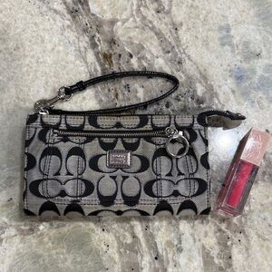 Excellent condition Coach Poppy wristlet